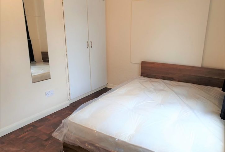 Inchiriem camera medie Plaistow