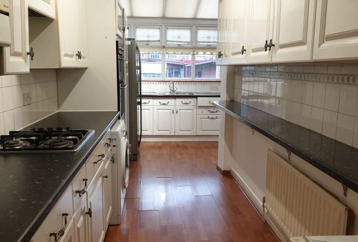 Inchiriem casa cu 3 domitoare in Barking1