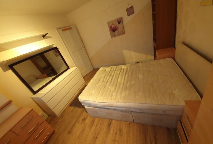 Inchiriez camera dubla Queensbury