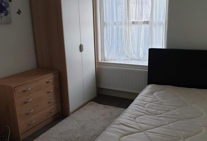 Inchiriez camera dubla si single in Barking