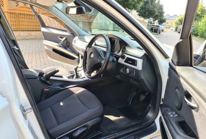 Vand Auto BMW 320D SE E90 din 2012 in Londra UK