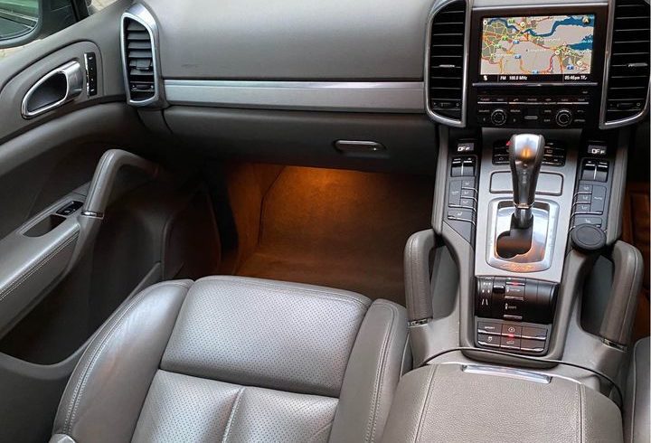 Vand Auto Porsche Cayenne 2011 in Dartford