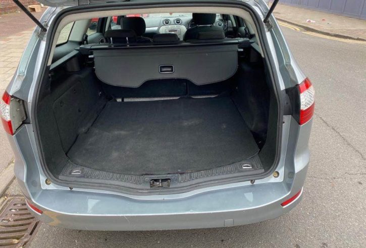 Vand Ford Mondeo Edge in Dagenham Londra UK