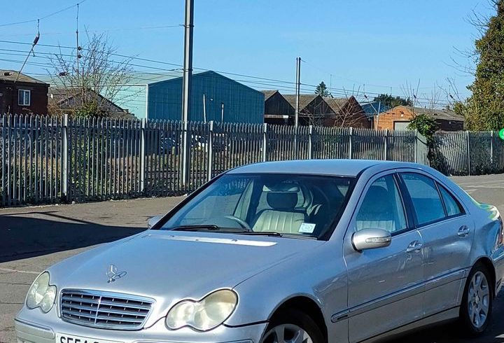 Vand Mercedes C Class 1.8 Benzina in Luton