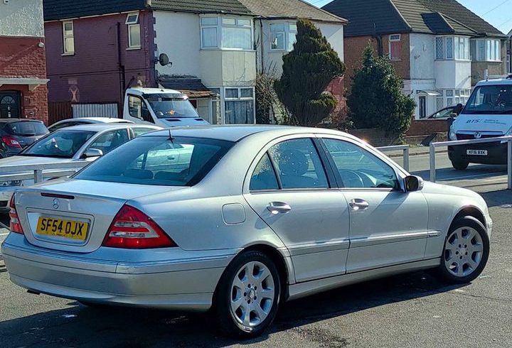 Vand Mercedes C Class 1.8 Benzina in Luton