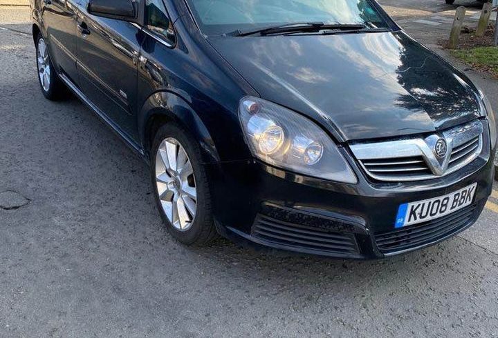 Vand Vauxhall Zafira CDTI 2008 in Dagenham Londra