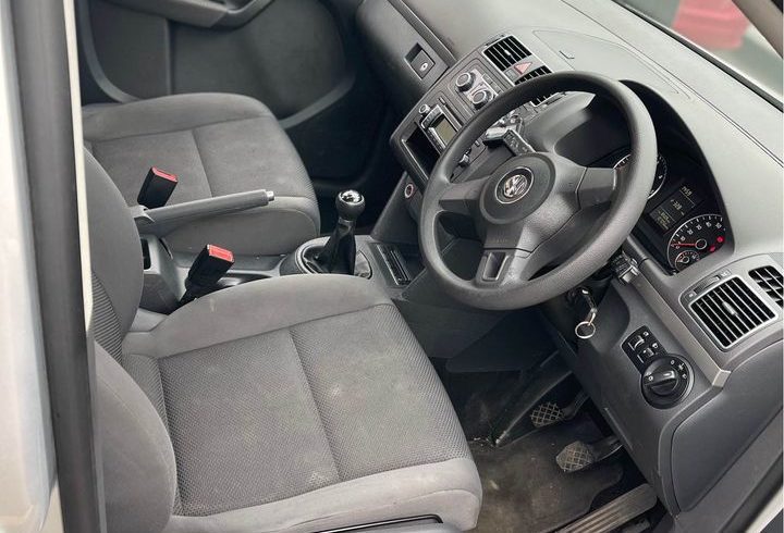 Vand Volkswagen Touran 2011 in Barking Londra