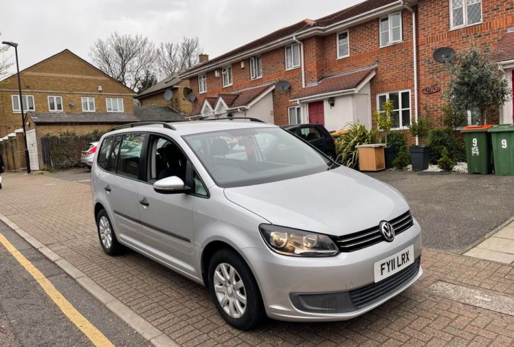 Vand Volkswagen Touran 2011 in Barking Londra