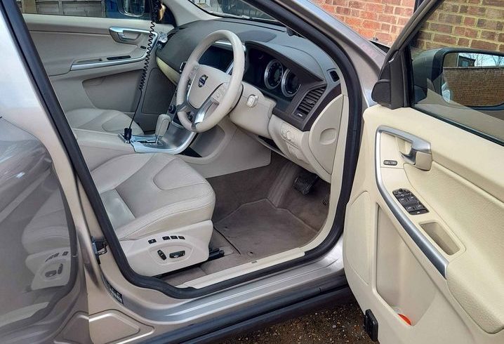 Vand Volvo XC60 2.4 D5 SE SUV in Londra UK