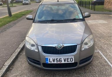 Vand auto Skoda Roomster 1.4 din 2006 in Enfield