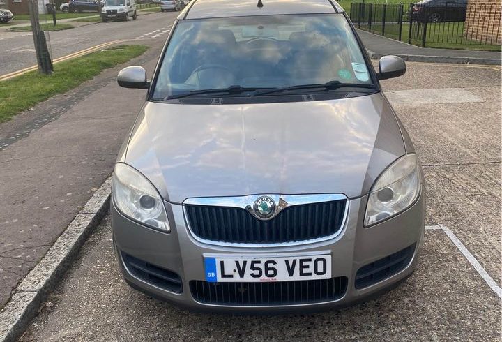 Vand auto Skoda Roomster 1.4 din 2006 in Enfield