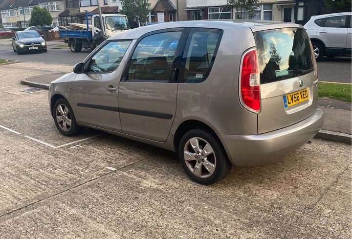 Vand auto Skoda Roomster 1.4 din 2006 in Enfield