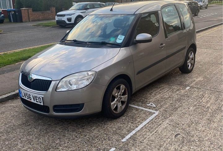 Vand auto Skoda Roomster 1.4 din 2006 in Enfield