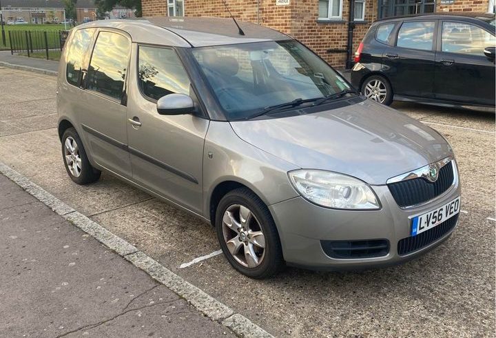 Vand auto Skoda Roomster 1.4 din 2006 in Enfield