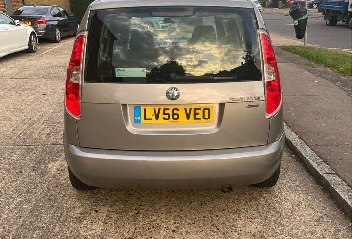 Vand auto Skoda Roomster 1.4 din 2006 in Enfield