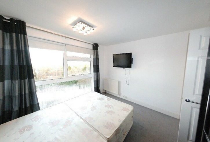 Chirie apartament spatios cu doua dormitoarea in Claybury - Imagine 2