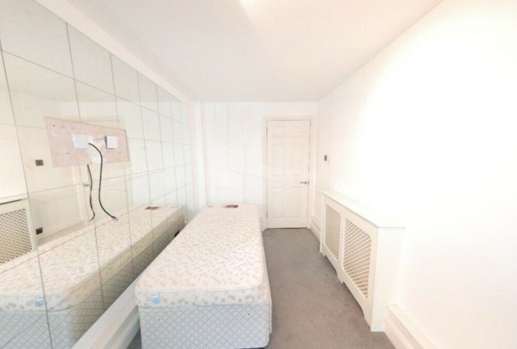 Chirie apartament spatios cu doua dormitoarea in Claybury - Imagine 3