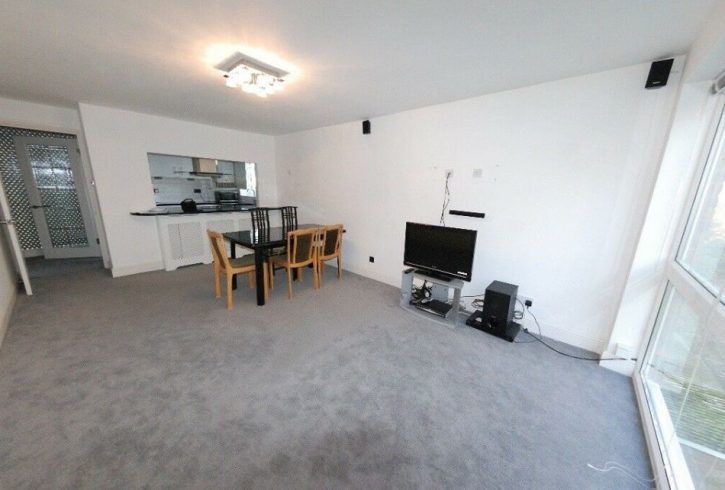 Chirie apartament spatios cu doua dormitoarea in Claybury - Imagine 5