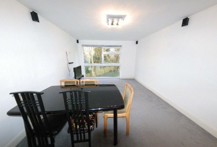 Chirie apartament spatios cu doua dormitoarea in Claybury - Imagine 6