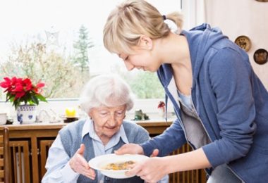 ingrijitori batrani sau asistenti medicali in azilele de batrani din Anglia